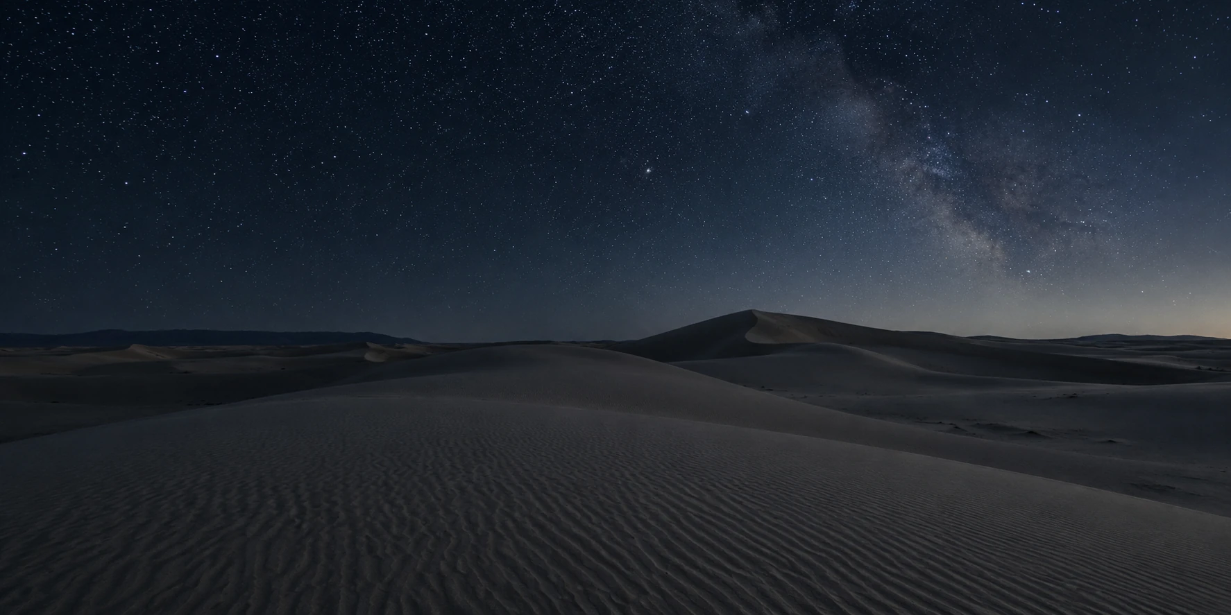 Vastes dunes paisibles sous un ciel étoilé, éclairées par la lumière nocturne